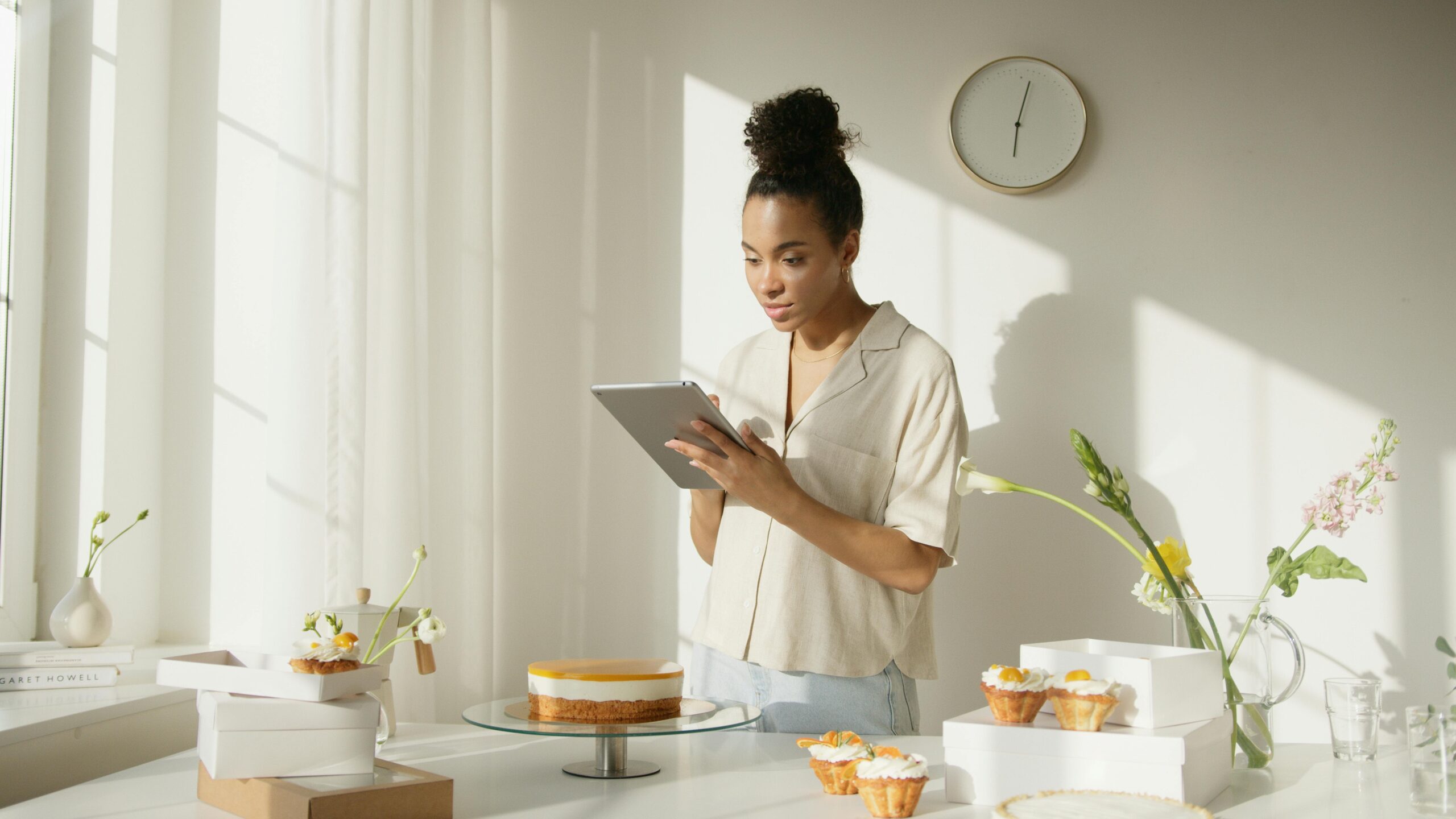 Grundlagen des Online Marketings: Strategien und Modelle 2 Kostenloses Stock Foto zu arbeit, arbeiten, arbeitsplatz